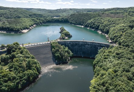 Blick auf die Urfttalperrre im Nationalpark Eifel, © Eifel Tourismus GmbH, Dennis Stratmann-finanziert durch REACT-EU Blick auf die Urfttalperrre im Nationalpark Eifel, © Eifel Tourismus GmbH, Dennis Stratmann-finanziert durch REACT-EU