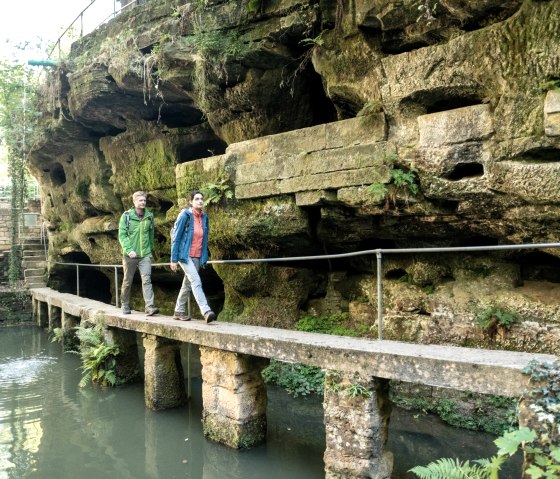 Felsenweiher Ernzen - über steinerne Brücken, © Eifel Tourismus GmbH, Dominik Ketz