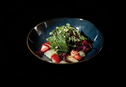 Erdbeer-Spargelsalat mit Wildkräutern, © Eifelschenke Arft/Müller Erdbeer-Spargelsalat mit Wildkräutern, © Eifelschenke Arft/Müller