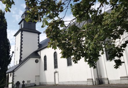 Kirche mit Turm, © Foto: Svenja Schulze-Entrup, Quelle: Touristik-Büro Vordereifel Kirche mit Turm, © Foto: Svenja Schulze-Entrup, Quelle: Touristik-Büro Vordereifel