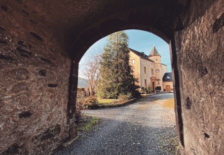 View through the gate, Roth Castle, © Felsenland Südeifel Tourismus GmbH, AC Krebs View through the gate, Roth Castle, © Felsenland Südeifel Tourismus GmbH, AC Krebs