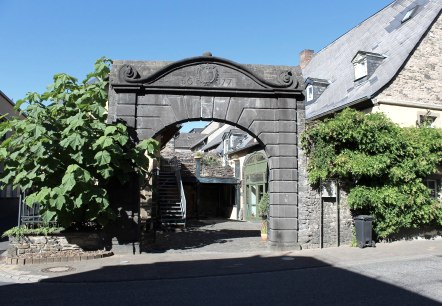 La porte du château de Nickenich en été, © VG Pellenz/Manea La porte du château de Nickenich en été, © VG Pellenz/Manea
