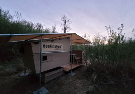 Die destinature Mini-Hütte im Dinopark: Wenn die Dämmerung kommt, wird es ruhig. Die destinature Mini-Hütte im Dinopark: Wenn die Dämmerung kommt, wird es ruhig.