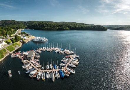 Rurtalsperre und Schiffsanleger, © Eifel Tourismus GmbH, Dominik Ketz - finanziert durch REACT-EU Rurtalsperre und Schiffsanleger, © Eifel Tourismus GmbH, Dominik Ketz - finanziert durch REACT-EU
