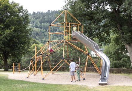 Spielplatz Einruhr Kletterpyramide, © Eifel Tourismust GmbH, Tobias Vollmer Spielplatz Einruhr Kletterpyramide, © Eifel Tourismust GmbH, Tobias Vollmer