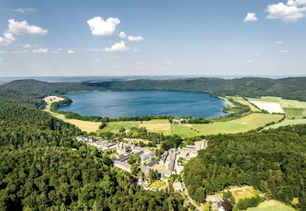 Laacher See mit Abtei Maria Laach, © Eifel Tourismus GmbH, Dominik Ketz Laacher See mit Abtei Maria Laach, © Eifel Tourismus GmbH, Dominik Ketz