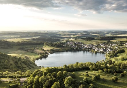 Sonnenaufgang Schalkenmehrener Maar in der Eifel, © Eifel Tourismus GmbH, D. Ketz Sonnenaufgang Schalkenmehrener Maar in der Eifel, © Eifel Tourismus GmbH, D. Ketz