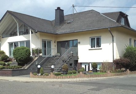 Buitenaanzicht, © http://www.eifel.com/anschau/unterkunft/khschmitz. Buitenaanzicht, © http://www.eifel.com/anschau/unterkunft/khschmitz.