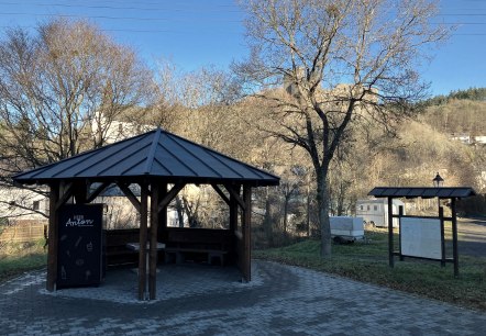 Hütte auf dem Gemeindeplatz, © Frank Fuchs Hütte auf dem Gemeindeplatz, © Frank Fuchs