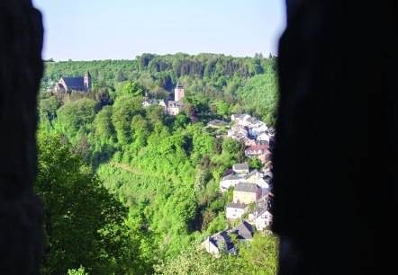 Blick von der Mariensäule auf eine grüne Landschaft mit Kirche und Häusern, umgeben von Wald und blauem Himmel., © Tourist-Information Bitburger Land_Monika Mayer Blick von der Mariensäule auf eine grüne Landschaft mit Kirche und Häusern, umgeben von Wald und blauem Himmel., © Tourist-Information Bitburger Land_Monika Mayer