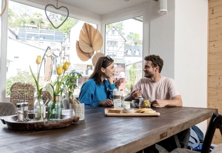 Arrêt au café et bar Marielle, © Eifel Tourismus GmbH, AR - shapefruit AG Arrêt au café et bar Marielle, © Eifel Tourismus GmbH, AR - shapefruit AG
