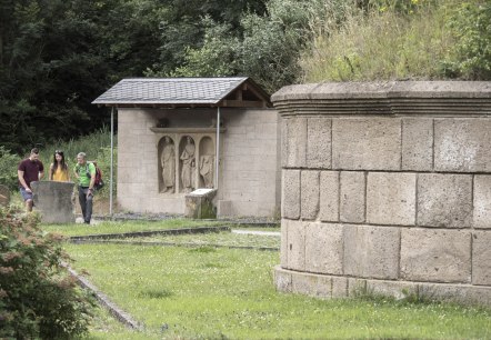 Tumuli & stele graftombe, © Kappest/Vulkanregion Laacher See Tumuli & stele graftombe, © Kappest/Vulkanregion Laacher See