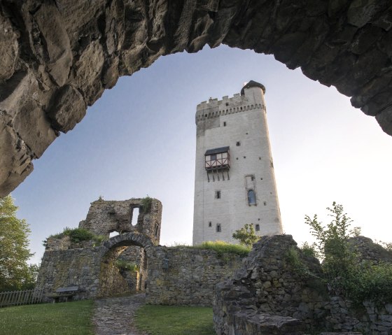 Burg Olbrück Turm, © Vulkanregion Laacher See