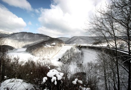 Urftstaumauer im Winter, © Janssen & De Kievith Fotografie Urftstaumauer im Winter, © Janssen & De Kievith Fotografie