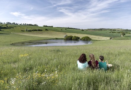 Trautzberger Maar mit Menschen, © Natur- und Geopark Vulkaneifel Trautzberger Maar mit Menschen, © Natur- und Geopark Vulkaneifel