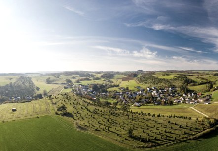Blick auf den Kalvarienberg und Alendorf an Eifelsteig-Etappe 7, © Eifel Tourismus GmbH, D. Ketz