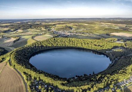 Blick auf das fast kreisrunde Pulvermaar, © Eifel Tourismus GmbH Blick auf das fast kreisrunde Pulvermaar, © Eifel Tourismus GmbH