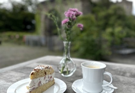 hausgemachter Kuchen im Burghof genießen, © Pascal Abel hausgemachter Kuchen im Burghof genießen, © Pascal Abel