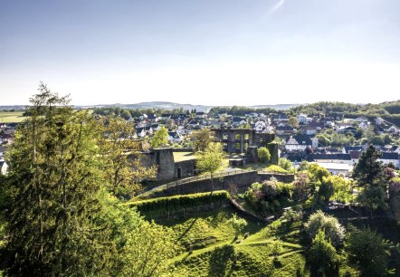 Burgruine mit Blick auf Ulmen, © GesundLand Vulkaneifel/D. Ketz Burgruine mit Blick auf Ulmen, © GesundLand Vulkaneifel/D. Ketz