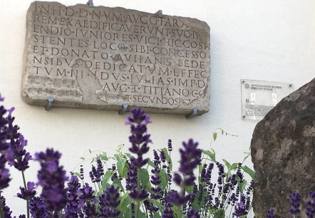 Archäologischer Rundweg Bitburg - Steintafel, © Tourist-Information Bitburger Land Archäologischer Rundweg Bitburg - Steintafel, © Tourist-Information Bitburger Land