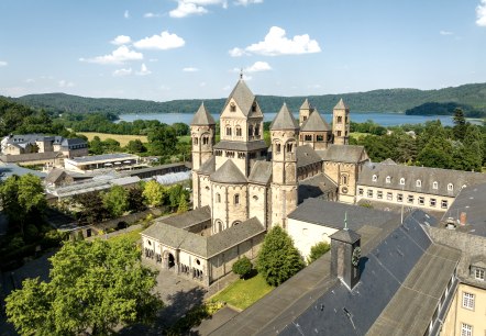 Blick über das Klostergelände Maria Laach am Ufer des Laacher Sees, © Eifel Tourismus/Dominik Ketz Klostergelände mit Laacher See im Hintergrund