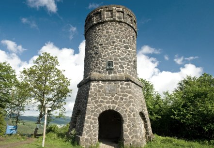 Aussichtspunkt Dronketurm in der Eifel am Weinfelder und Gemündener Maar., © Rheinland-Pfalz Tourismus GmbH/D. Ketz Aussichtspunkt Dronketurm in der Eifel am Weinfelder und Gemündener Maar., © Rheinland-Pfalz Tourismus GmbH/D. Ketz