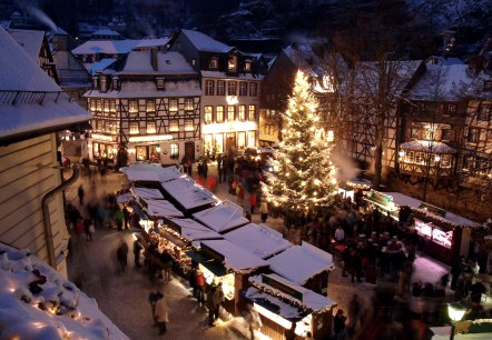 Weihnachten Eifel: Der Weihnachtsmarkt in der Fachwerkstadt Monschau lockt an den Adventswochenenden., © Tourist-Information Monschau Weihnachten Eifel: Der Weihnachtsmarkt in der Fachwerkstadt Monschau lockt an den Adventswochenenden., © Tourist-Information Monschau