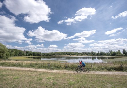 Faire du vélo au Rodder Maar, © Kappest/Vulkanregion Laacher See Faire du vélo au Rodder Maar, © Kappest/Vulkanregion Laacher See
