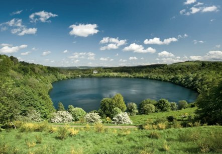 Weinfelder Maar mit Kapelle, © Rheinland-Pfalz Tourismus GmbH/D. Ketz Weinfelder Maar mit Kapelle, © Rheinland-Pfalz Tourismus GmbH/D. Ketz
