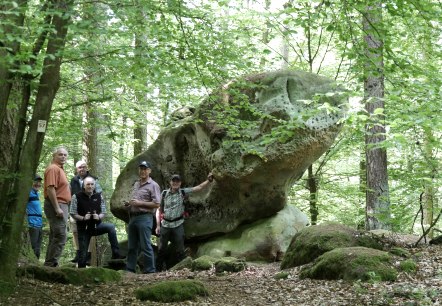 Hiking group at the "sacrificial altar", © Felsenland Südeifel Tourismus GmbH, Elke Wagner Hiking group at the "sacrificial altar", © Felsenland Südeifel Tourismus GmbH, Elke Wagner