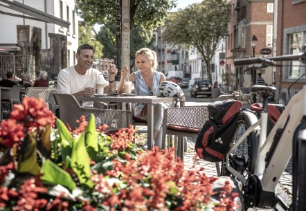 Leisurely bike break at the historic Kornelimünster market square, © Eifel Tourismus GmbH, Dennis Stratmann Leisurely bike break at the historic Kornelimünster market square, © Eifel Tourismus GmbH, Dennis Stratmann