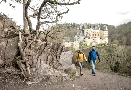 Wandelaars bij kasteel Eltz, © Eifel Tourismus GmbH, Dominik Ketz Wandelaars bij kasteel Eltz, © Eifel Tourismus GmbH, Dominik Ketz