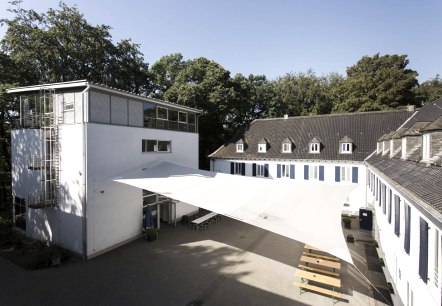 Jugendherberge Aachen - Hof mit Sonnensegel, © Jugendherberge Aachen Jugendherberge Aachen - Hof mit Sonnensegel, © Jugendherberge Aachen
