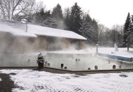 Roetgen Therme Außenpool im Winter, © Roetgen Therme / Hotel am Eifelsteig Roetgen Therme Außenpool im Winter, © Roetgen Therme / Hotel am Eifelsteig