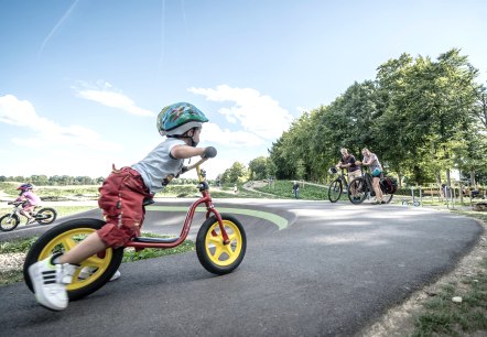 Sur la pumptrack, © Dennis Stratmann Sur la pumptrack, © Dennis Stratmann