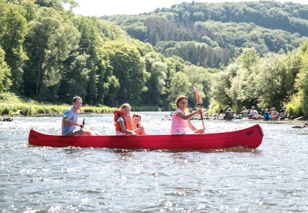 Kanufahrt in der Eifel, Familie auf der Sauer, © Felsenland Südeifel, Dominik Ketz Kanufahrt in der Eifel, Familie auf der Sauer, © Felsenland Südeifel, Dominik Ketz