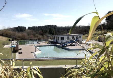 Das Freibad wartet auf Öffnung, © Foto & Quelle: Gesundland Vulkaneifel GmbH Das Freibad wartet auf Öffnung, © Foto & Quelle: Gesundland Vulkaneifel GmbH