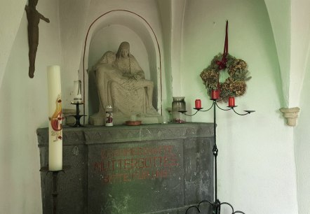 Kapelle in Ettringen - Altar, © Foto: Svenja Schulze-Entrup, Quelle: Touristik-Büro Vordereifel Kapelle in Ettringen - Altar, © Foto: Svenja Schulze-Entrup, Quelle: Touristik-Büro Vordereifel