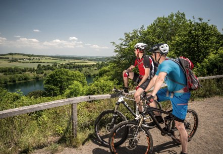 Mountainbikers op het Weinfelder Maar, © Rheinland-Pfalz Tourismus GmbH, D. Ketz Mountainbikers op het Weinfelder Maar, © Rheinland-Pfalz Tourismus GmbH, D. Ketz