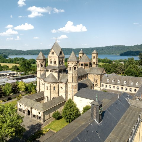 Klostergelände mit Laacher See im Hintergrund