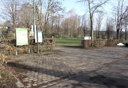 Parking de randonnée du terrain de sport de Steckenborn, © Rursee-Touristik GmbH Parking de randonnée du terrain de sport de Steckenborn, © Rursee-Touristik GmbH