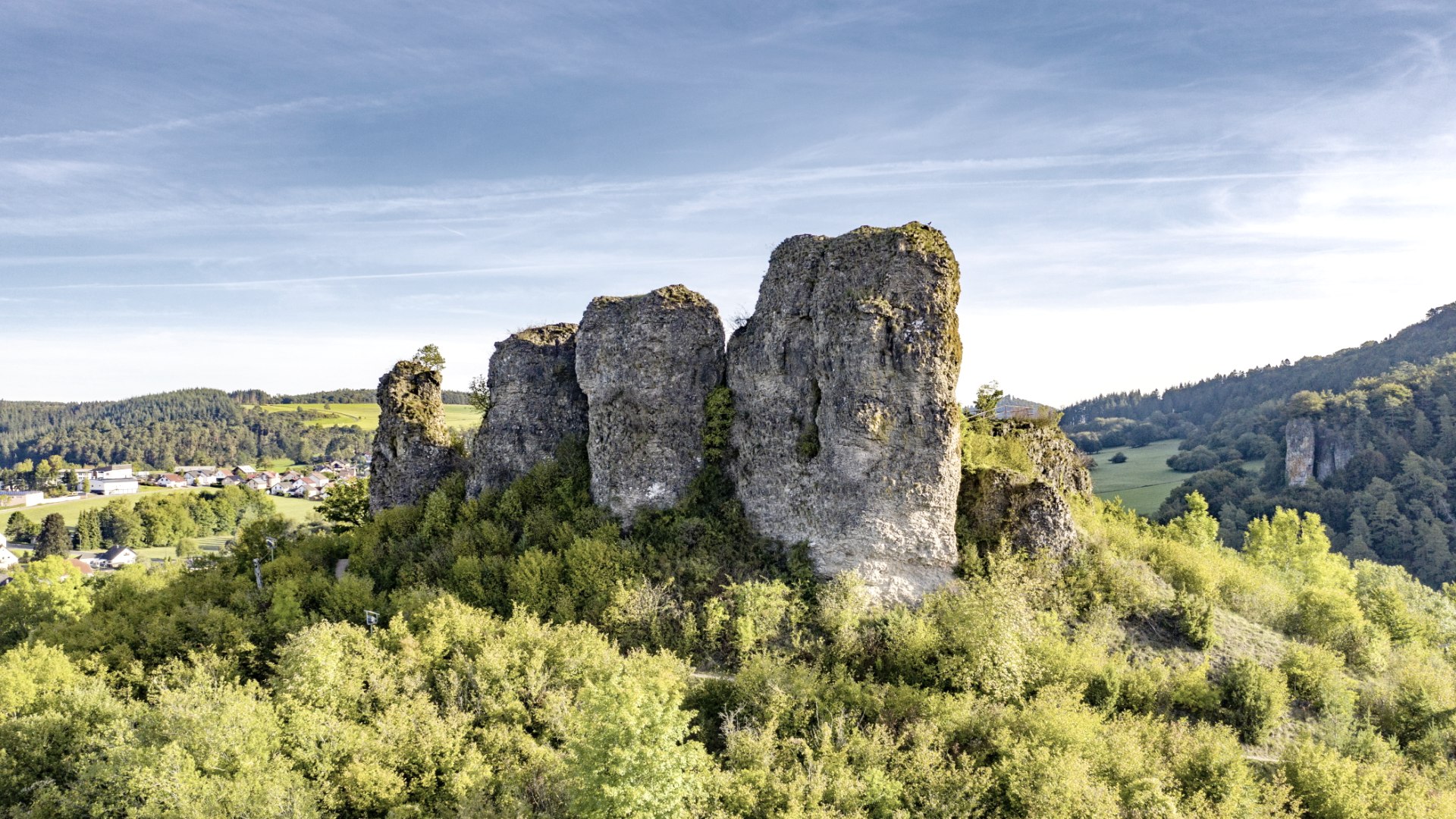 Die Gerolsteiner Dolomiten ragen über 100 Meter über das Kylltal hinaus., © Mahlow Media Die Gerolsteiner Dolomiten ragen über 100 Meter über das Kylltal hinaus., © Mahlow Media