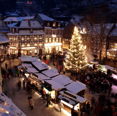Weihnachten Eifel: Der Weihnachtsmarkt in der Fachwerkstadt Monschau lockt an den Adventswochenenden., © Tourist-Information Monschau