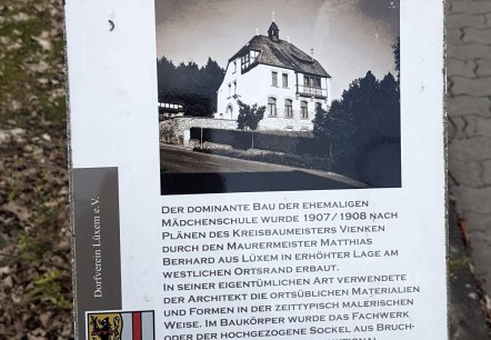 Ancienne école avec panneau d'information, © Tourist-Information Wittlich Stadt & Land Ancienne école avec panneau d'information, © Tourist-Information Wittlich Stadt & Land