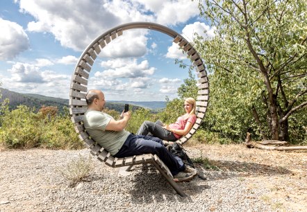 Nimm Platz im Eifel-Loop auf dem Meuchekberg, © Eifel Tourismus GmbH, AR-shapefruitAG Nimm Platz im Eifel-Loop auf dem Meuchekberg, © Eifel Tourismus GmbH, AR-shapefruitAG