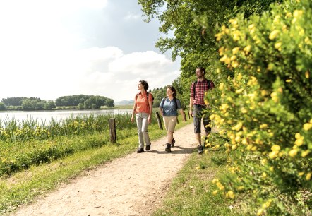 Wanderer am Roddermaar, © Eifel Tourismus GmbH, Dominik Ketz Wanderer am Roddermaar, © Eifel Tourismus GmbH, Dominik Ketz