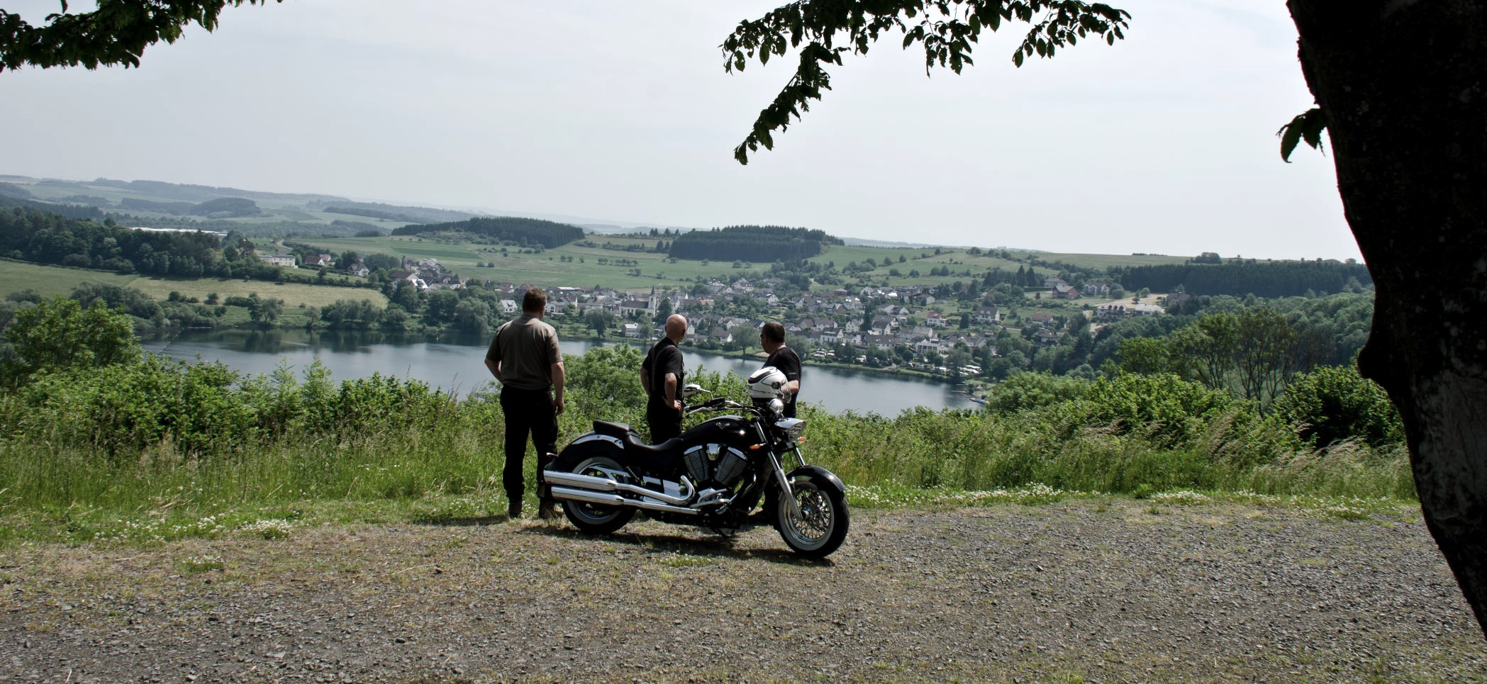 Motorradtouren Eifel: Rast am Schalkenmehrener Maar., © RoadConcept