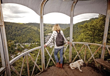 Vue de la tour Hohenzollern sur Bad Bertrich dans la vallée., © GesundLand Vulkaneifel/Marco Rothbrust Vue de la tour Hohenzollern sur Bad Bertrich dans la vallée., © GesundLand Vulkaneifel/Marco Rothbrust