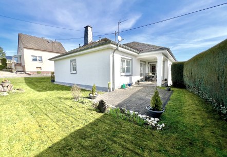 Vue du jardin sur la terrasse et la maison Vue du jardin sur la terrasse et la maison