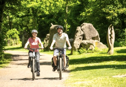 Het Vulkanpark fietspad loopt door het Nettepark met sculpturen, © Eifel Tourismus GmbH, Dominik Ketz Het Vulkanpark fietspad loopt door het Nettepark met sculpturen, © Eifel Tourismus GmbH, Dominik Ketz